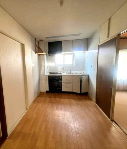 渦ヶ森コーポ16号館のキッチン|自然光が入る窓のあるキッチン