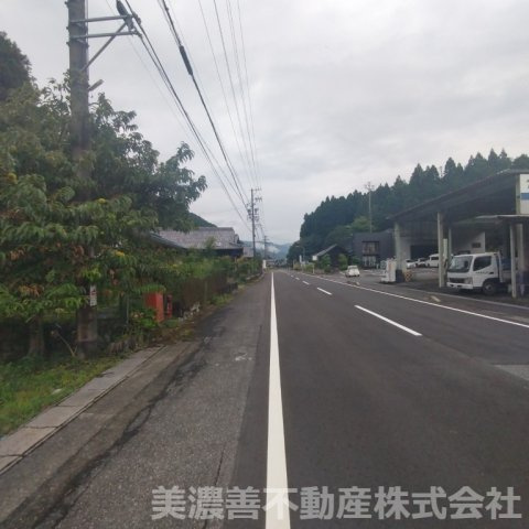 ６７１５６　本巣市根尾神所中古戸建（平屋）の前面道路含む現地写真