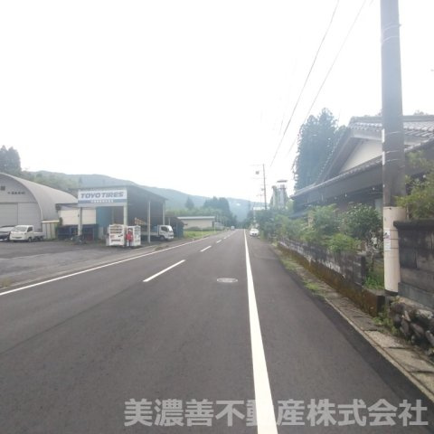 ６７１５６　本巣市根尾神所中古戸建（平屋）の前面道路含む現地写真