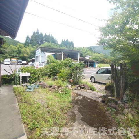 ６７１５６　本巣市根尾神所中古戸建（平屋）の庭