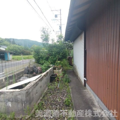 ６７１５６　本巣市根尾神所中古戸建（平屋）の庭