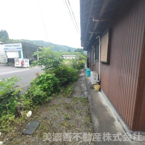 ６７１５６　本巣市根尾神所中古戸建（平屋）の庭