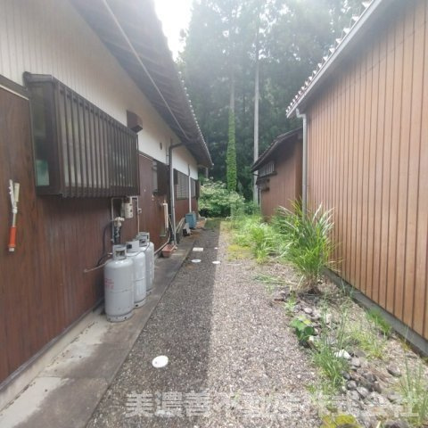 ６７１５６　本巣市根尾神所中古戸建（平屋）の庭