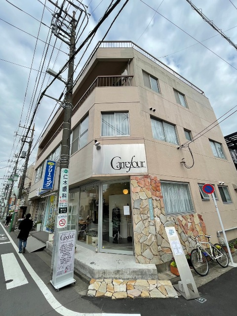 国領ビルのエントランス