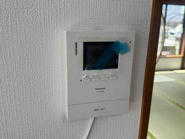 入間市小谷田中古戸建の防犯設備|室内から来訪者の顔や様子をしっかり確認できるTVモニター付きインターホン！不要なセールスや不審者の侵入を抑止し、防犯面でも高い安心感をもたらします。お子様のお留守番時や一人での在宅時も安心です。