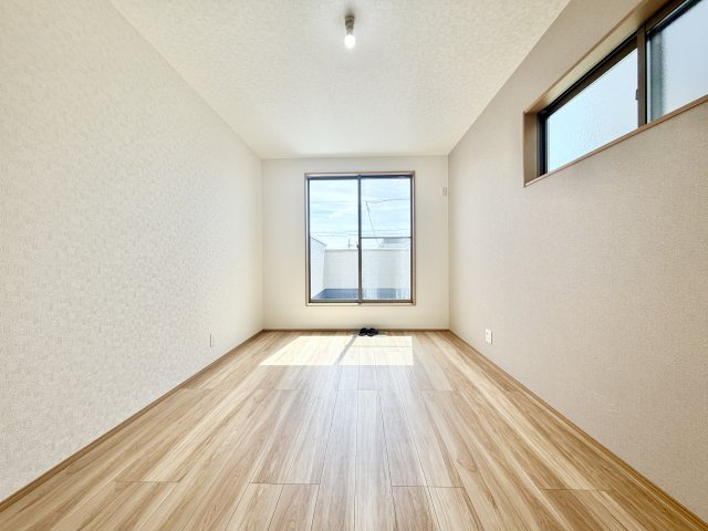 安城市東町第一の洋室