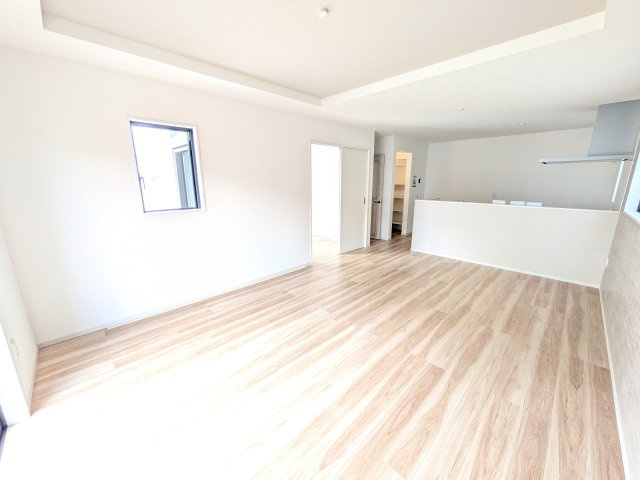 つくば市東光台　2期　新築戸建て　1号棟の居間・リビング|居心地の良いデザインと機能性を両立。ご友人を招いたり、趣味を楽しんだり、様々なシーンで活躍する団らんの中心地です。