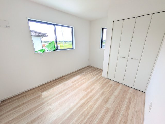 つくば市東光台　2期　新築戸建て　1号棟の洋室|たっぷり収納と明るい窓で、片付けも気持ち良くできる洋室。
お子様の「自分の部屋が欲しい」という夢を叶えます。