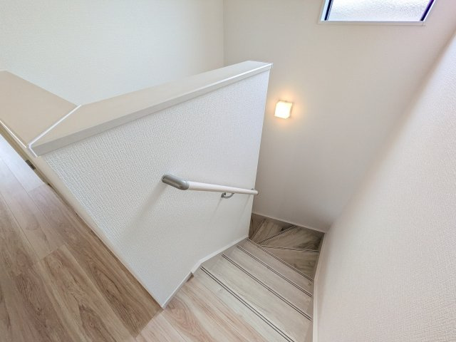 つくば市東光台　2期　新築戸建て　1号棟の内装|窓付きで明るい階段は、手すり付きでお子様からご年配の方まで安心して上り下りができます♪