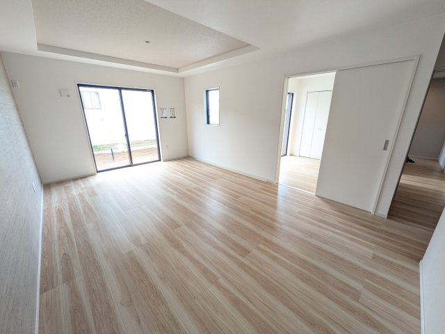 つくば市東光台　2期　新築戸建て　1号棟の居間・リビング|家族の会話が自然と弾む、広々としたゆとりのLDK。南向きの窓からたっぷりの光が射し込む明るく快適な空間です。