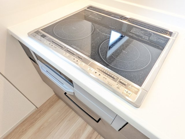 つくば市東光台　2期　新築戸建て　1号棟のキッチン|忙しい毎日の調理をサポートするIH三ツ口コンロ。煮る・焼く・温めると同時進行で、効率よく時短料理が叶います♪