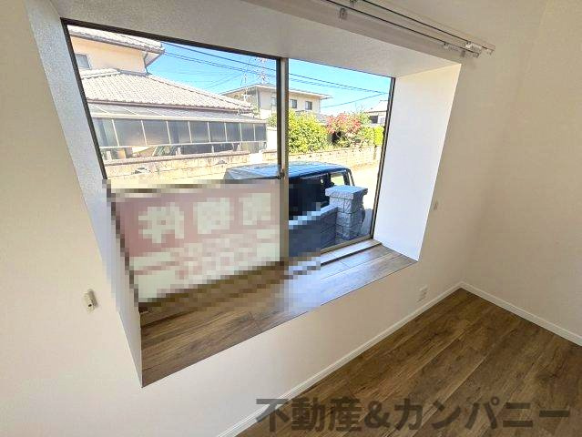 古三津3丁目の中古のおうちの洋室|窓の部分にちょっとしたものを置くことができます
