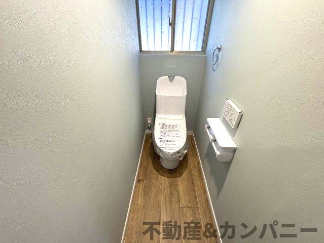 古三津3丁目の中古のおうちのトイレ|落ち着いた色味のトイレ空間です