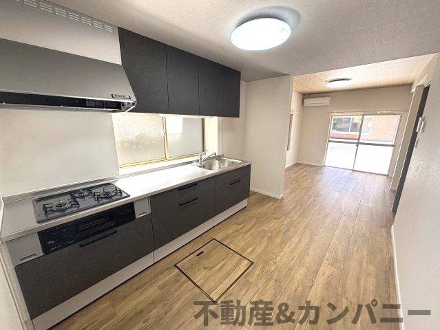 古三津3丁目の中古のおうちのキッチン|キッチンからみたリビングです