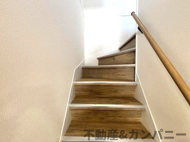 古三津3丁目の中古のおうちのその他|手すり付き階段です