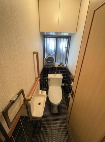 知多市八幡字笹廻間　中古戸建のトイレ