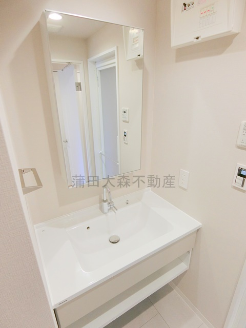 ルミークアン蒲田の洗面所|3面鏡の独立洗面台　洗濯機置き場　洗面脱衣所