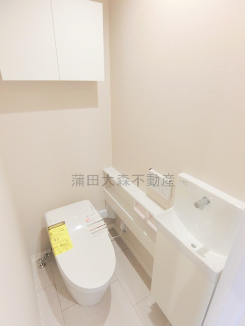 ルミークアン蒲田のトイレ|棚と温水洗浄便座付きのトイレ