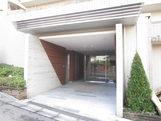 キュロコ玉川学園　東棟のエントランス