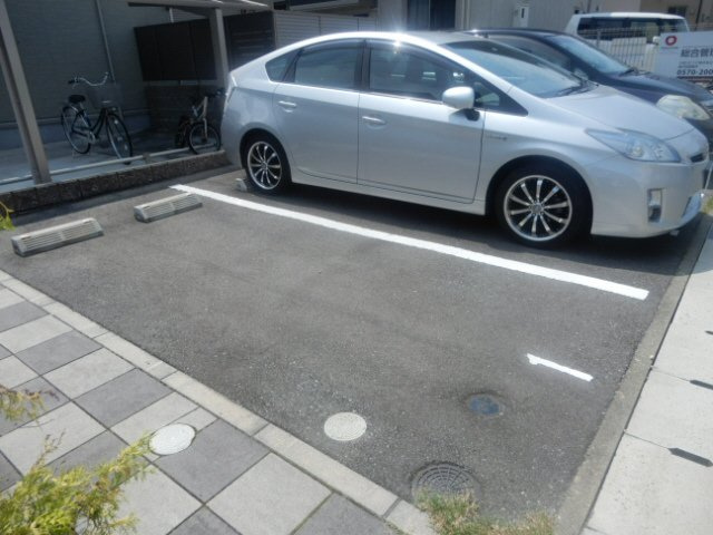 エルスールJの駐車場