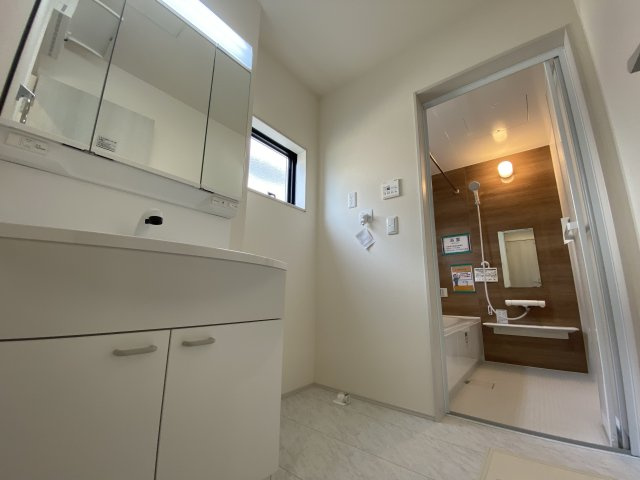 【いわき市泉滝尻2丁目1期　5号棟】　新築戸建　　泉駅まで徒歩16分☆の独立洗面台|同施工◆洗面所の写真です◆清潔感のある、使い勝手の良い洗面台は、朝が気持ちよく迎えられそうです。三面の鏡をすべて使い、収納スペースをしっかり確保してあるので、歯ブラシなどの収納に便利ですね♪



