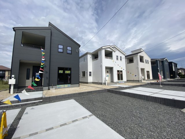 【いわき市泉滝尻2丁目1期　5号棟】　新築戸建　　泉駅まで徒歩16分☆の前面道路含む現地写真|同施工　おしゃれな外観です