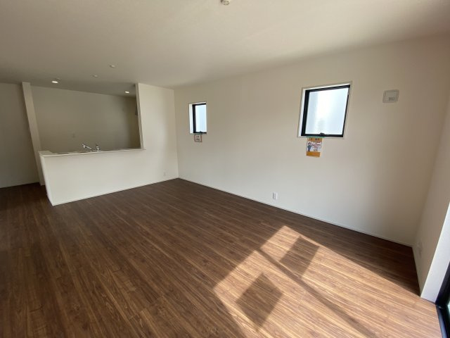 【いわき市泉滝尻2丁目1期　5号棟】　新築戸建　　泉駅まで徒歩16分☆の居間・リビング|同施工◆リビングの写真です◆　休日はリビングで、ゆっくりとテレビ鑑賞など…楽しみが増えますね。　家族のコミュニケーションがより一層深まります。

