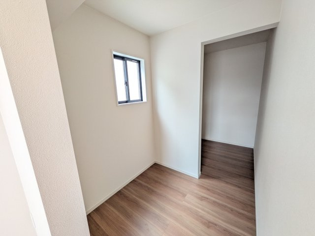 つくば市東光台　2期　新築戸建て　2号棟の収納|大容量のウォークインクローゼット。衣類はもちろん、スーツケースや季節の家電もまとめて収納でき、居室空間をすっきりと保ちます。