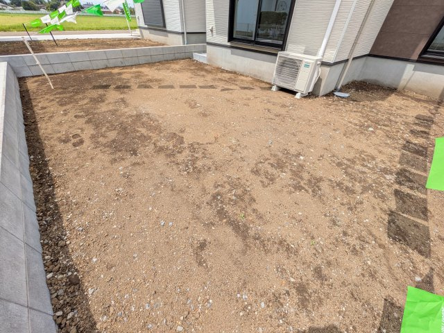 つくば市東光台　2期　新築戸建て　2号棟の庭|リビングに明るい光を届ける広々とした南庭。
お子様の遊び場やペットのスペースとしても最適です。
室内外で心地よい暮らしが叶います。