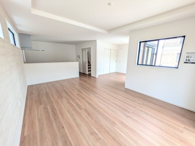 つくば市東光台　2期　新築戸建て　2号棟の居間・リビング|居心地の良いデザインと機能性を両立。ご友人を招いたり、趣味を楽しんだり、様々なシーンで活躍する団らんの中心地です。
