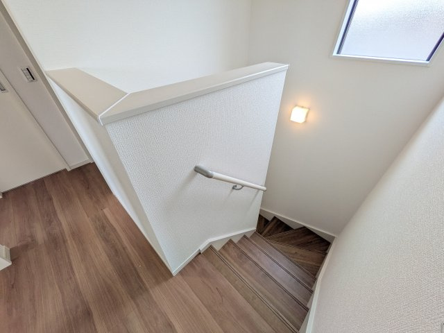 つくば市東光台　2期　新築戸建て　2号棟の内装|窓付きで明るい階段は、手すり付きでお子様からご年配の方まで安心して上り下りができます♪