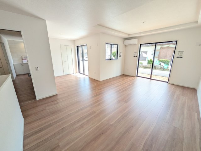 つくば市東光台　2期　新築戸建て　2号棟の居間・リビング|家族の会話が自然と弾む、広々としたゆとりのLDK。南向きの窓からたっぷりの光が射し込む明るく快適な空間です。