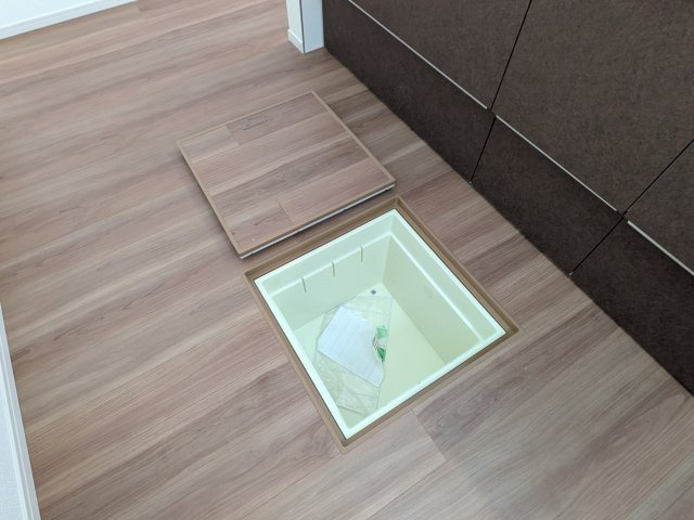 つくば市東光台　2期　新築戸建て　2号棟のキッチン|お米や根菜などの食材保管にも適した、便利な床下収納。使用頻度の低い調理器具なども賢く収納できます。