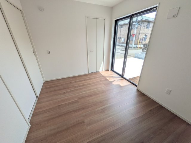 つくば市東光台　2期　新築戸建て　2号棟の洋室|リビングと繋がる多目的スペース。引き戸を開ければ広々LDK、閉じれば客間や書斎、お子様の遊び場に早変わりします。日当たりも良好です♪