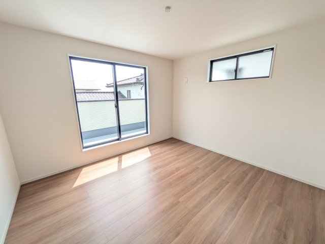 つくば市東光台　2期　新築戸建て　2号棟の洋室|バルコニーに面した２面採光で明るく開放的な洋室です。
デザイン性の高いアクセントクロスで、落ち着いた雰囲気を演出。収納力たっぷりのWIC完備で、室内をすっきりと保てます♪