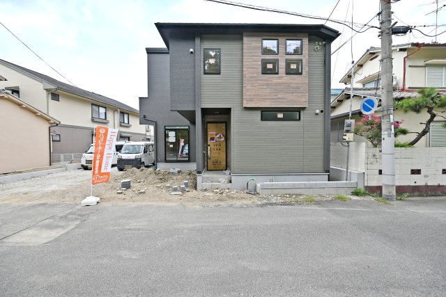 ブルーミングガーデン野間5丁目新築一戸建て│3LDK+並列駐車2台可の外観|阪急「武庫之荘」駅へバス5分、「野間西」停徒歩3分。阪急伊丹線も利用でき、2路線を使い分けられる立地です。内装にはデザイン性の高い「グラビオエッジ」を採用し、上質な空間に仕上げています。