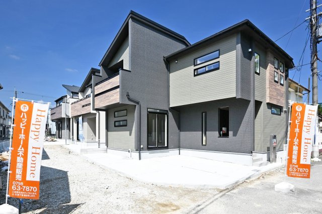 ブルーミングガーデン野間5丁目新築一戸建て│3LDK+並列駐車2台可の外観|阪急「武庫之荘」駅へバス5分、「野間西」停徒歩3分。阪急伊丹線も利用でき、2路線を使い分けられる立地です。内装にはデザイン性の高い「グラビオエッジ」を採用し、上質な空間に仕上げています。