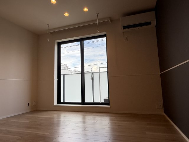Ｂｒｏｎｎｌｅｙ　Ｃｏｕｒｔの居間・リビング|同建物別室参考写真