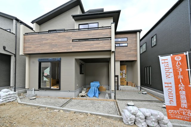ブルーミングガーデン野間5丁目新築一戸建て│3LDK+並列駐車2台可の外観|阪急「武庫之荘」駅へバス5分、「野間西」停徒歩3分。阪急伊丹線も利用でき、2路線を使い分けられる立地です。内装にはデザイン性の高い「グラビオエッジ」を採用し、上質な空間に仕上げています。