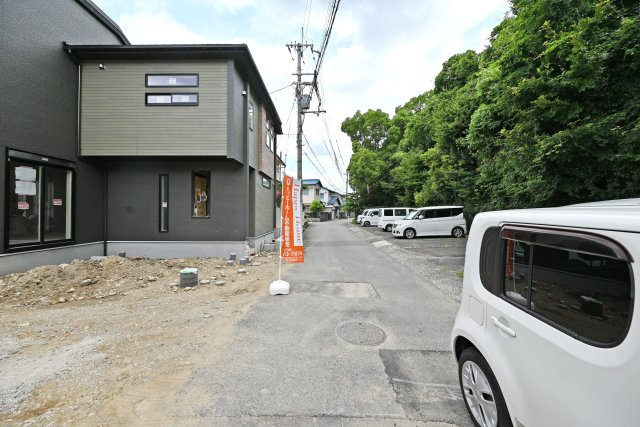 ブルーミングガーデン野間5丁目新築一戸建て│3LDK+並列駐車2台可の前面道路含む現地写真|前面道路は北側4.4ｍ公道です。