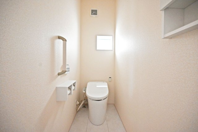 ブルーミングガーデン野間5丁目新築一戸建て│3LDK+並列駐車2台可のトイレ|1Fトイレはタンクレストイレを採用しています。
