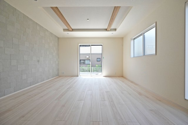 ブルーミングガーデン野間5丁目新築一戸建て│3LDK+並列駐車2台可の居間・リビング|1階LDKをキッチン側から正面に撮影した内観写真です。折上天井や、デザイン性の高いグラビオエッジを採用で上質な空間を演出しています。