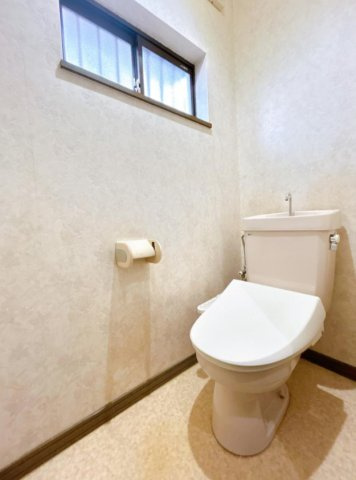 知多市新舞子字浜田　中古戸建のトイレ