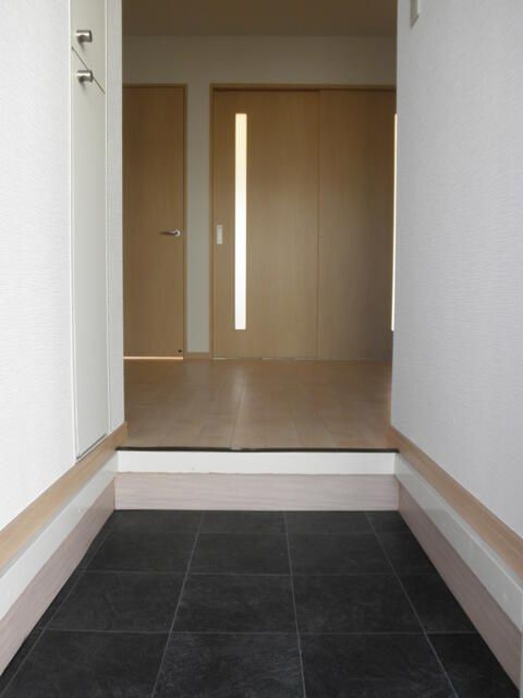 大和市下和田のアパートの玄関