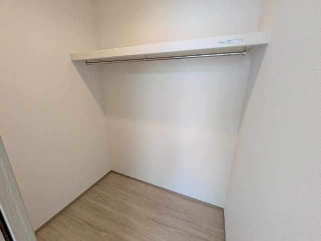 我孫子市青山台Ⅱ　新築戸建て　Ｂ号棟の収納|大容量のウォークインクローゼット。衣類はもちろん、スーツケースや季節の家電もまとめて収納でき、居室空間をすっきりと保ちます。