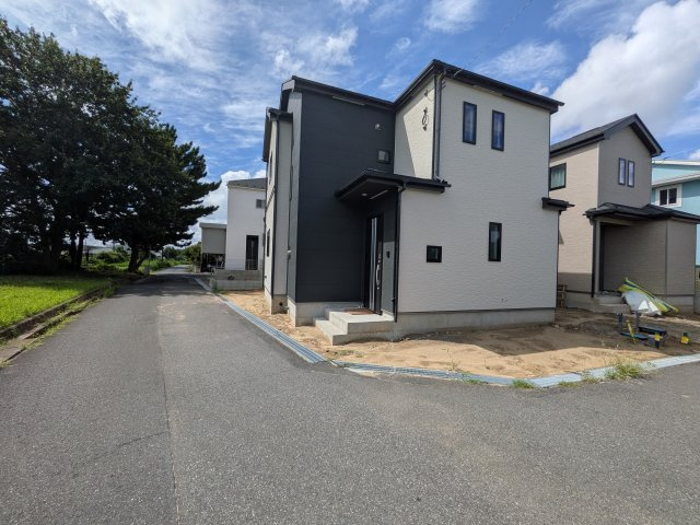 我孫子市青山台Ⅱ　新築戸建て　Ｂ号棟の前面道路含む現地写真|現地完成済で建物や駐車場、お庭も全てご覧いただけます。。
本日のご見学も可能です♪
お気軽にお電話またはお問い合わせください。