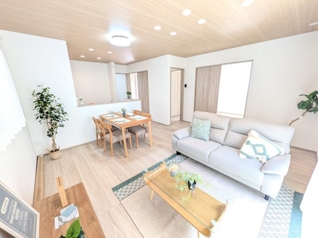 我孫子市青山台Ⅱ　新築戸建て　Ｂ号棟の居間・リビング|居心地の良いデザインと機能性を両立。ご友人を招いたり、趣味を楽しんだり、様々なシーンで活躍する団らんの中心地です。