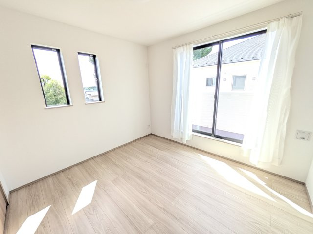 我孫子市青山台Ⅱ　新築戸建て　Ｂ号棟の洋室|たっぷり収納と明るい窓で、片付けも気持ち良くできる洋室。
お子様の「自分の部屋が欲しい」という夢を叶えます。