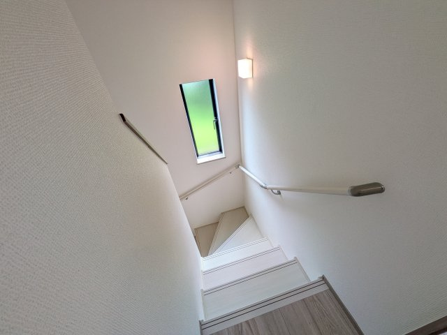 我孫子市青山台Ⅱ　新築戸建て　Ｂ号棟の内装|窓付きで明るい階段は、手すり付きでお子様からご年配の方まで安心して上り下りができます♪