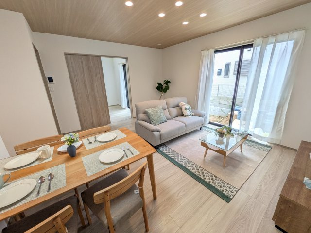 我孫子市青山台Ⅱ　新築戸建て　Ｂ号棟の居間・リビング|家族の会話が自然と弾む、広々としたゆとりのLDK。南向きの窓からたっぷりの光が射し込む明るく快適な空間です。